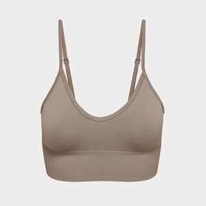 Aritzia Golden BodyGrip™ V-Neck Bra Top
Cropped seamless V-neck Sports Bra NWT